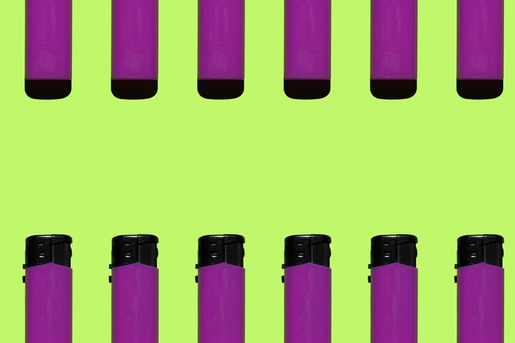 Photo purple cigarette lighters on a green background smoking concept