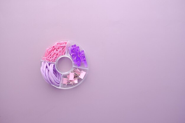 Канцелярия фиолетового цвета в пластиковой коробке