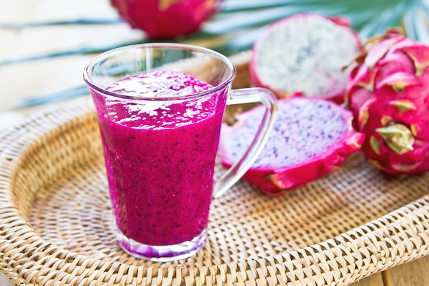 Purple Dragon fruit-smoothie op vers ingrediënt