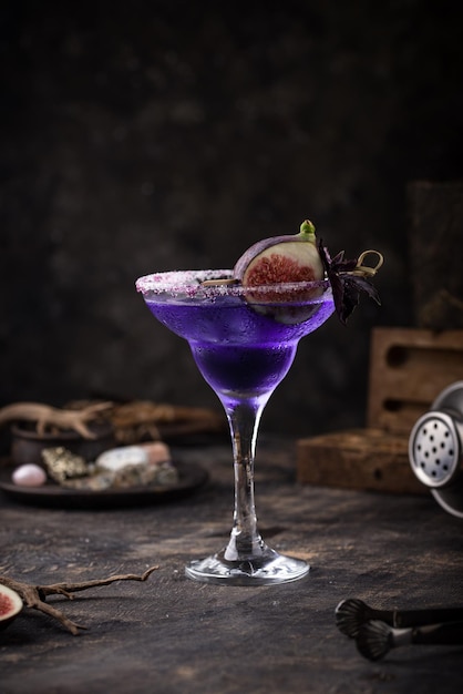 Foto cocktail di fichi viola o mocktail in vetro