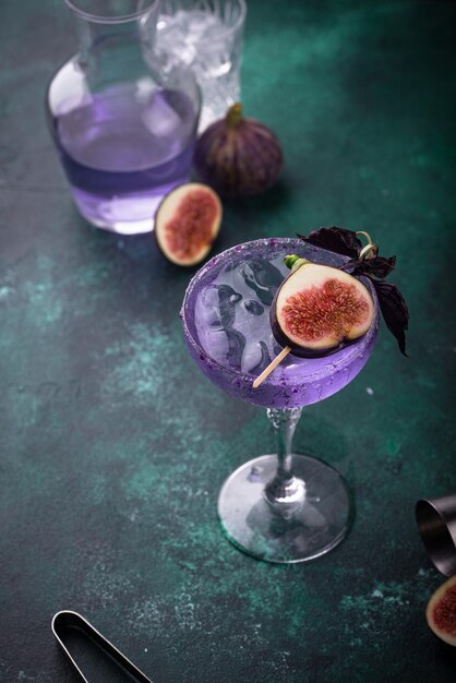 Foto cocktail di fichi viola o mocktail in vetro