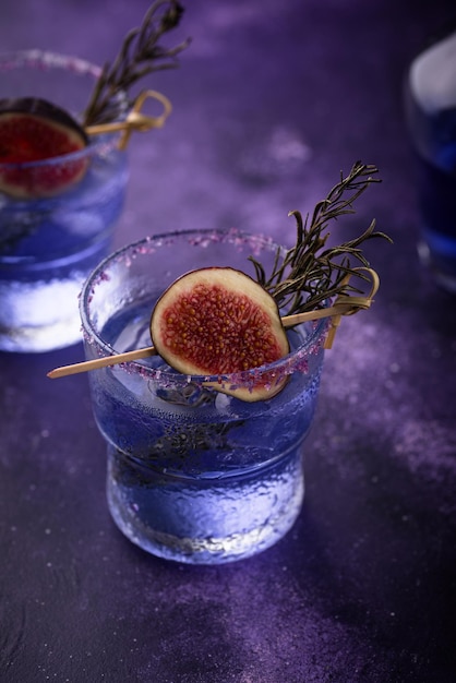 Foto cocktail di fichi viola o mocktail in vetro