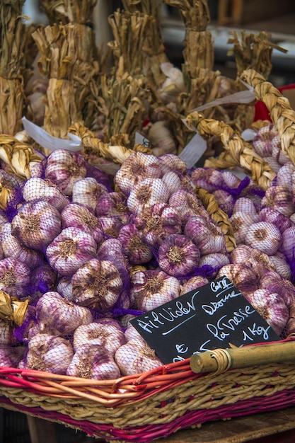 Photo purple flowers for sale in market