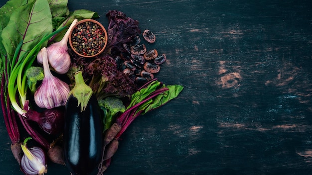 紫色の食品新鮮な野菜とベリー木製の背景に上面図コピースペース