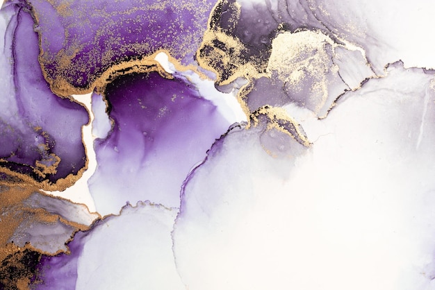 Фиолетовый золотой абстрактный фон мраморной живописи жидкими чернилами на бумаге