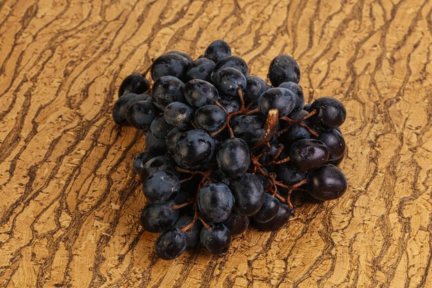 Foto ramo d'uva viola su sfondo