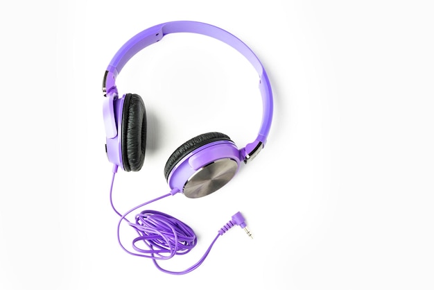白い背景で隔離の紫色のヘッドフォン