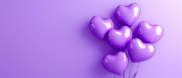 Foto palloncini a forma di cuore viola su uno sfondo viola biglietto di compleanno sfondo festivo