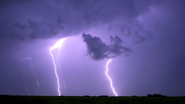 写真 雲の付いた紫色の雷