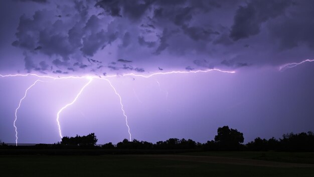 写真 雲の付いた紫色の雷