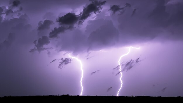 写真 雲の付いた紫色の雷