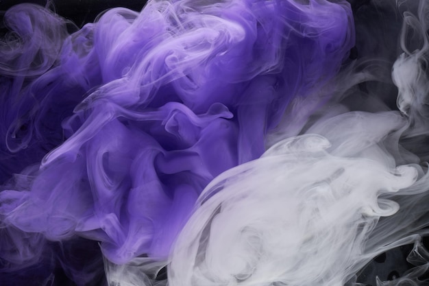 紫色のライラック色とりどりの煙の抽象的な背景のアクリル絵の具水中爆発
