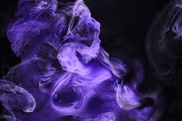紫色のライラック色とりどりの煙の抽象的な背景のアクリル絵の具の水中爆発