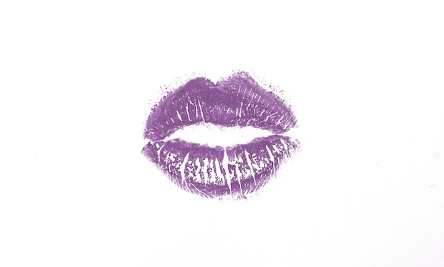白い背景に分離された紫色の口紅のキスマーク