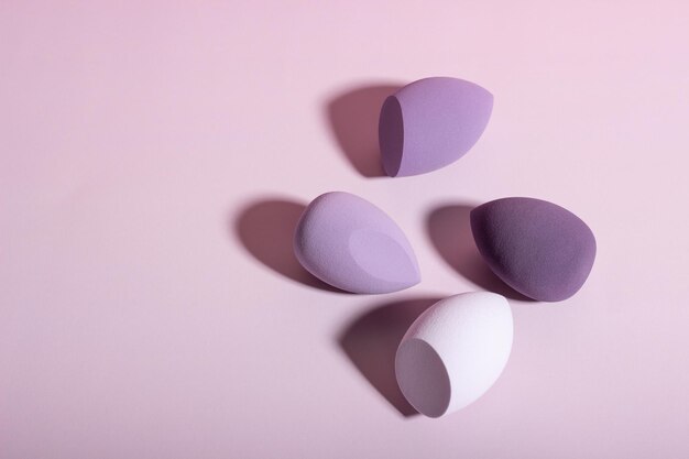 Photo purple makeup sponges concept of beauty makeup and beauty salon