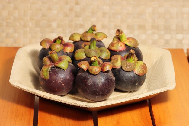 Foto mangostano viola il frutto è viola scuro o rosso
