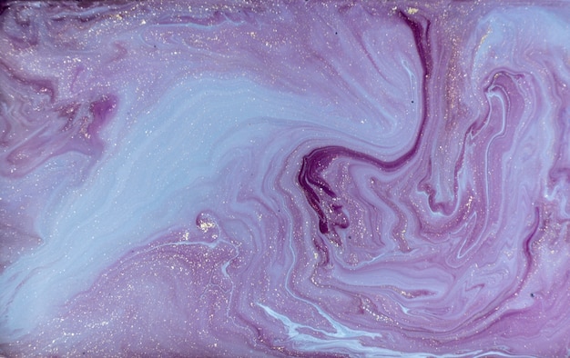 紫の霜降りパターン。黄金の大理石の液体テクスチャ。