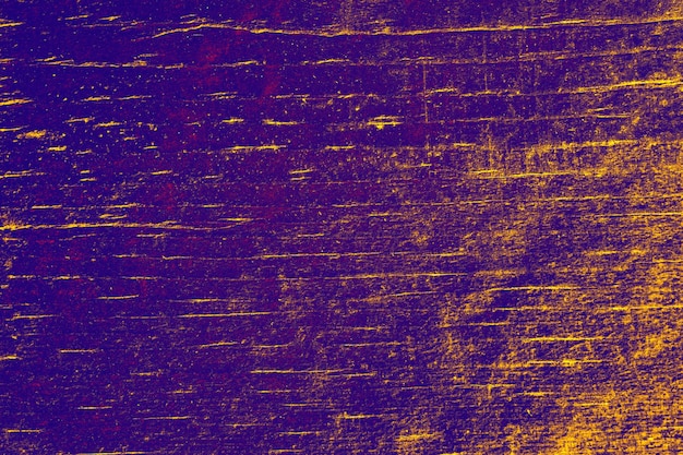 조명 아래 노란색 얼룩이 있는 보라색 페인트 표면 - 추상적인 배경에 적합
