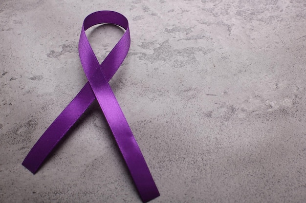 Nastro viola per la malattia di alzheimer cancro al pancreas epilessia consapevolezza giornata mondiale contro il cancro