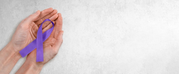 Фиолетовая лента в руках Концепция домашнего насилия Альцгеймера с копировальным пространством