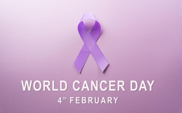 Фото Фиолетовая лента на фоне пастельной бумаги в поддержку кампании всемирного дня борьбы с раком 4 февраля