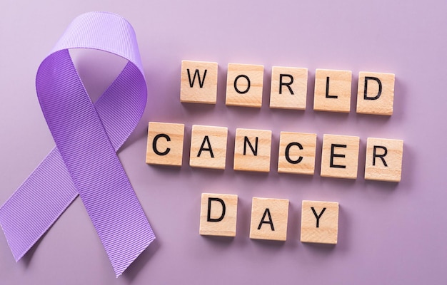 2월 4일 세계 암의 날 캠페인 지원을 위한 보라색 리본과 파스텔 종이 배경의 텍스트