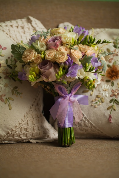 彼女の結婚式の日に花嫁のための紫のバラの花束