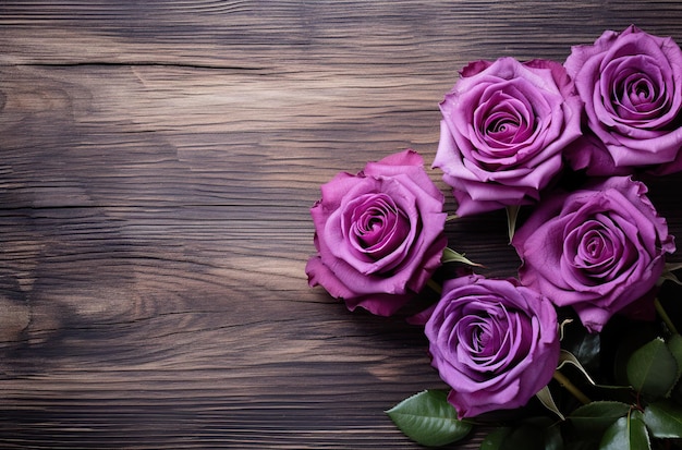 木製のテーブルトップの紫のバラの構成