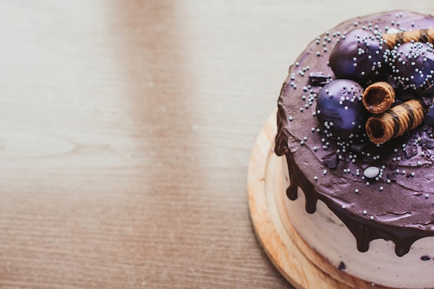 Purple schittert bosbessencake met chocoladeglans op een houten achtergrond