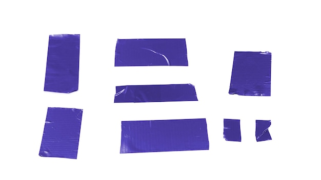 Pezzi di nastro adesivo viola isolati su sfondo bianco vista dall'alto