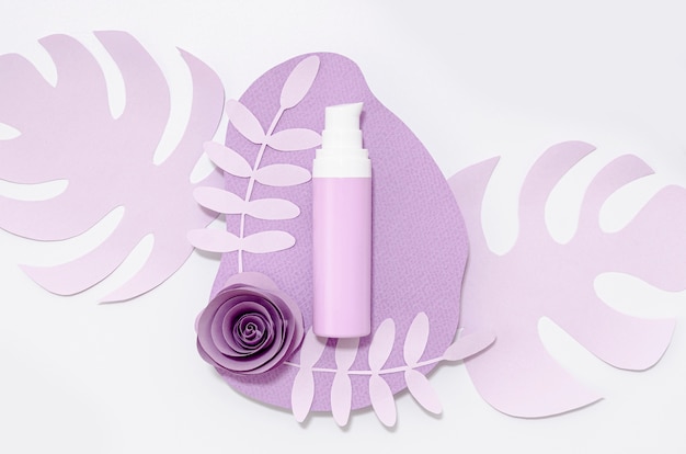 Фото Фиолетовый продукт по уходу за кожей на фиолетовых листьях