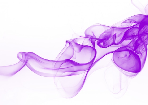 Foto estratto di movimento del fumo viola su sfondo bianco