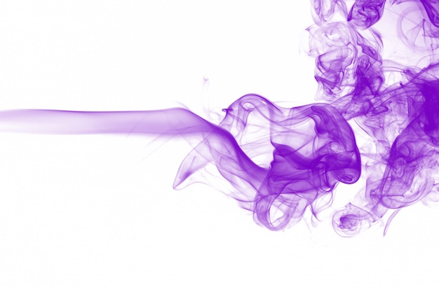 Foto estratto di movimento del fumo viola su sfondo bianco