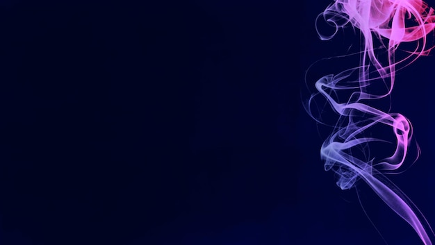Фото Фиолетовый дым на голубом фоне