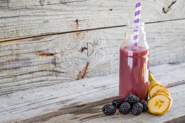 Photo purple smoothie on rustic wood