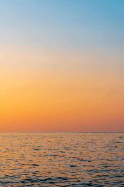 黒海に沈む紫の夕日 バトゥミ ビーチ ジョージア