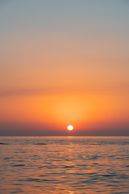 黒海に沈む紫の夕日 バトゥミ ビーチ ジョージア