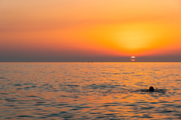 黒海バトゥミ ビーチに沈む紫の夕日