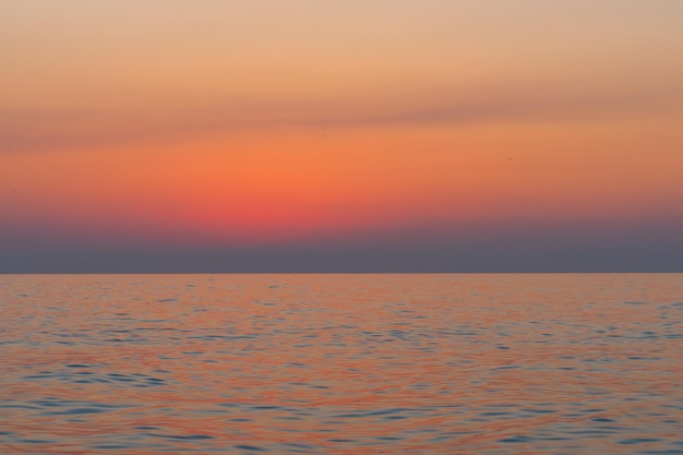 黒海バトゥミ ビーチに沈む紫の夕日