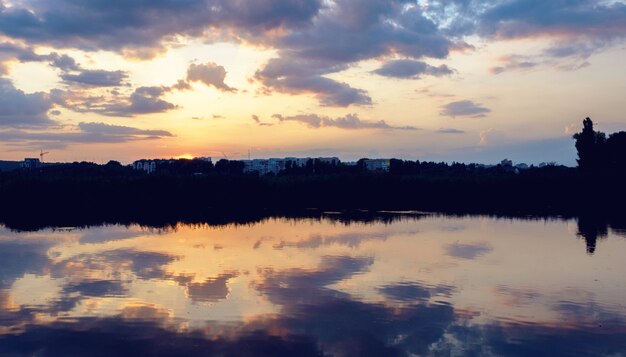 湖で紫の夕日