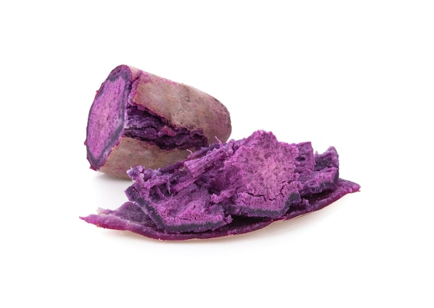 Фиолетовый сладкий картофель на белом фоне