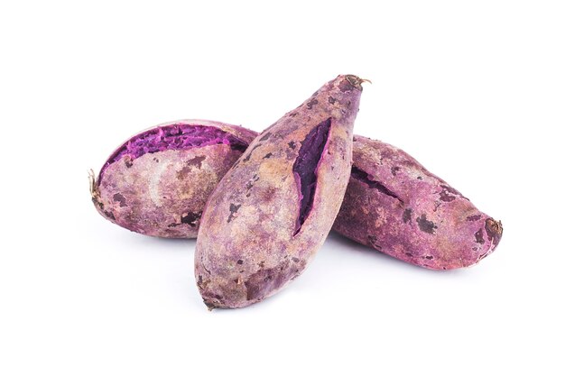 Patate dolci viola su bianco
