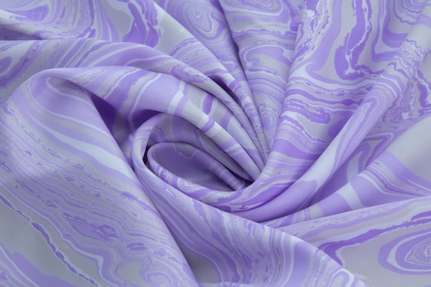 ベースカラーのシルクの紫色の上面図、紫色の大理石のパターンのシルクの生地、波状、らせん状、折り目、渦巻き、背景、布の背景、テキストのコピースペースがあります