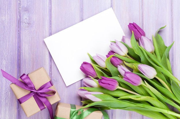 紫のチューリップの花束のグリーティングカードとギフト