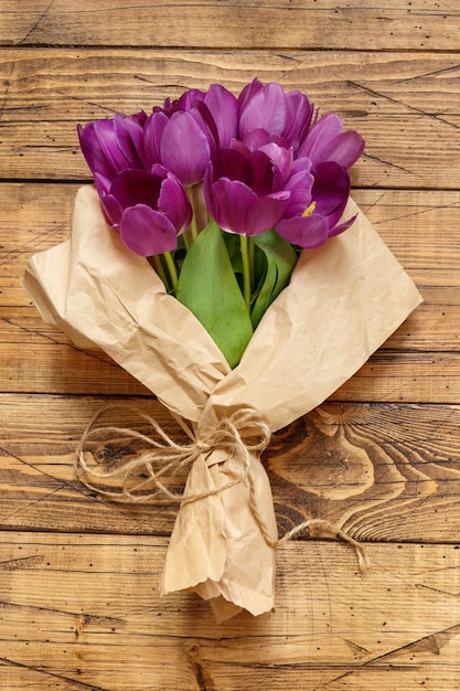 Foto bouquet di tulipani viola su un tavolo di legno