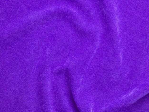 背景として使用される紫色のベルベット生地のテクスチャ柔らかく滑らかな繊維素材の空の紫色の生地の背景テキスト用のスペースがあります