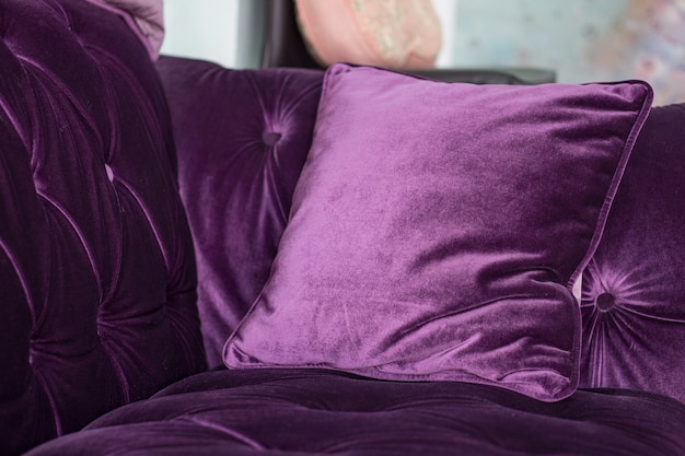 Фиолетовые бархатные подушки на диване