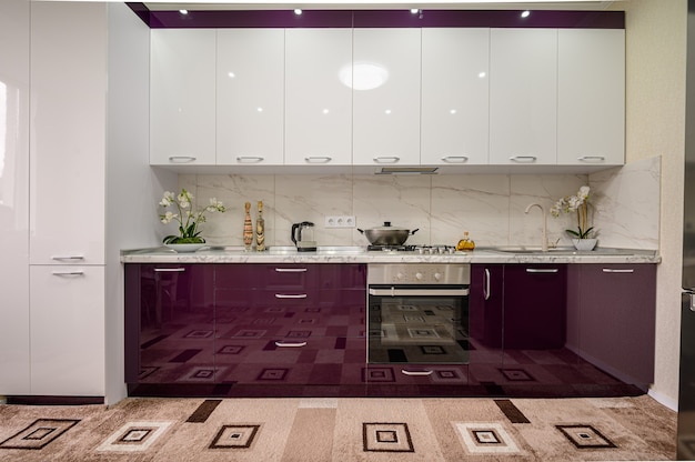 Фиолетовый и белый интерьер современной кухни в стиле минимализма, вид спереди на фасад