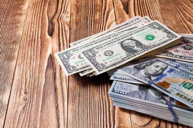 Photo a purse with the american dollars is isolated on a wooden background