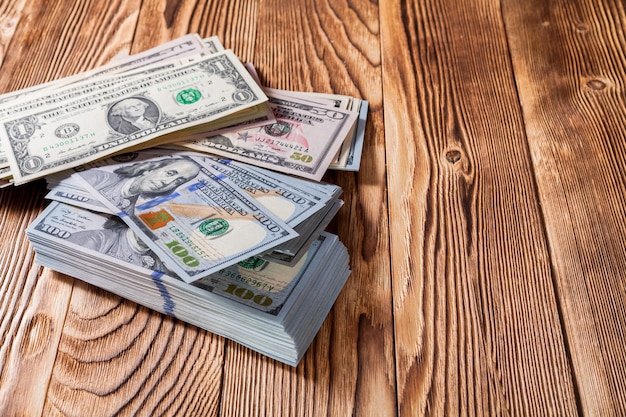 Photo a purse with the american dollars is isolated on a wooden background